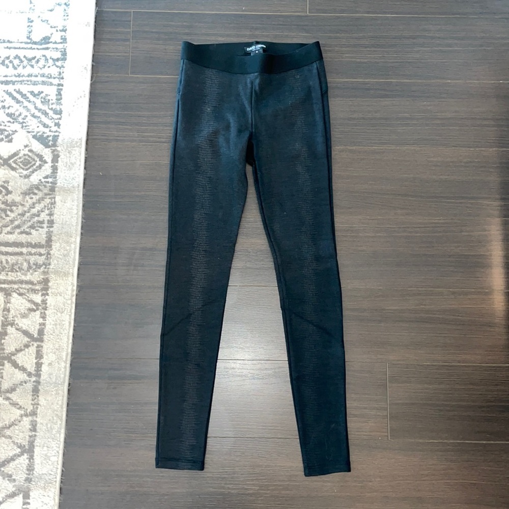 Elastic, snake pattern black leggings